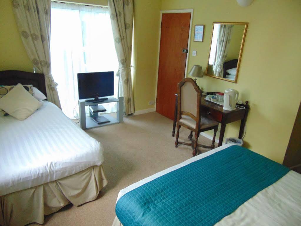 No: 1 The Esplanade Guest Accommodation. Tenby Bagian luar foto