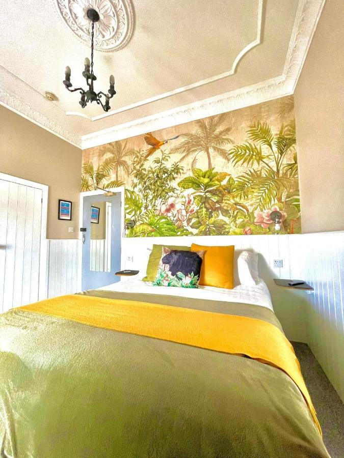 No: 1 The Esplanade Guest Accommodation. Tenby Bagian luar foto