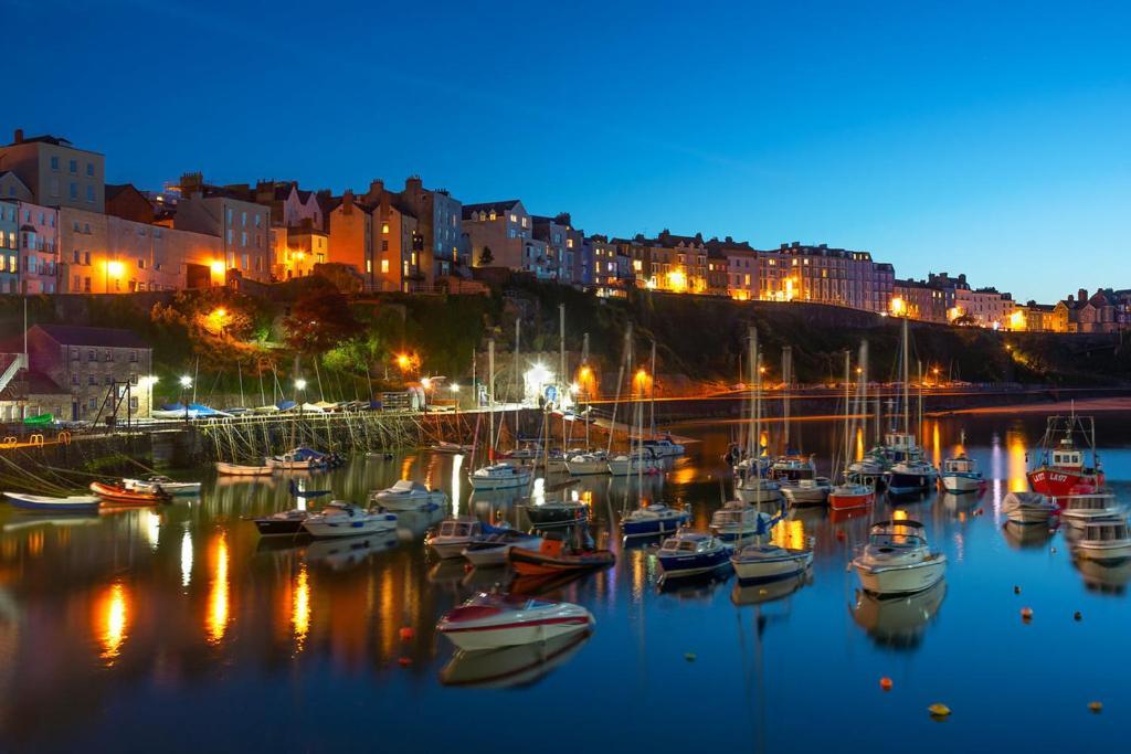No: 1 The Esplanade Guest Accommodation. Tenby Bagian luar foto