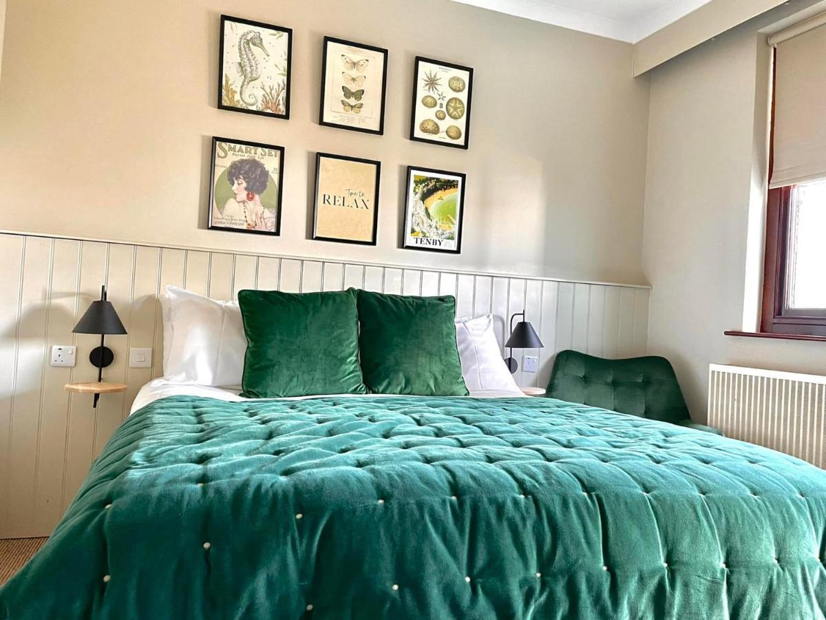 No: 1 The Esplanade Guest Accommodation. Tenby Bagian luar foto