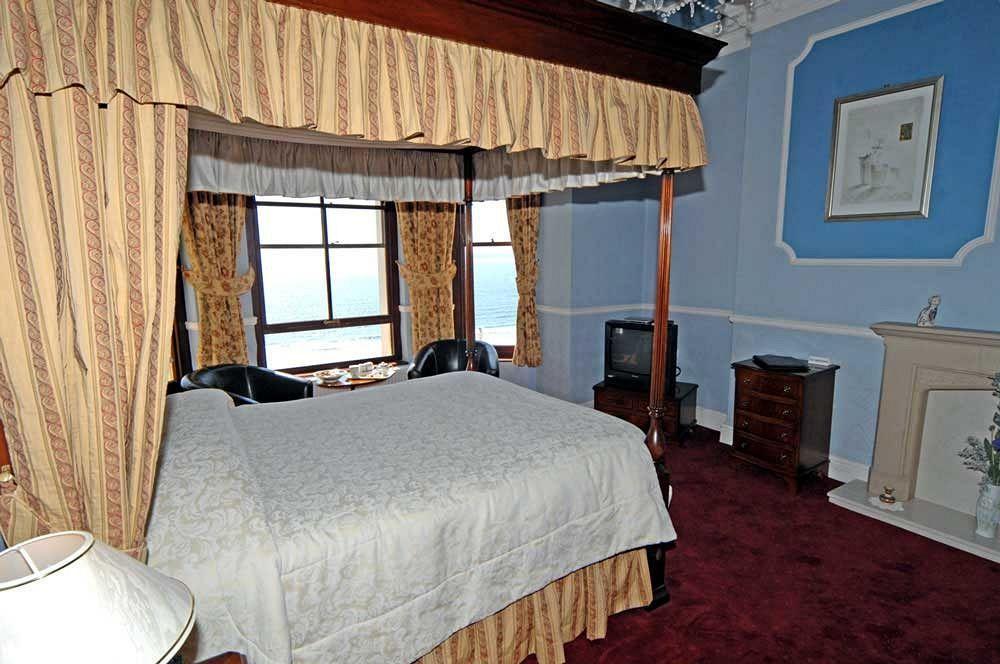 No: 1 The Esplanade Guest Accommodation. Tenby Bagian luar foto