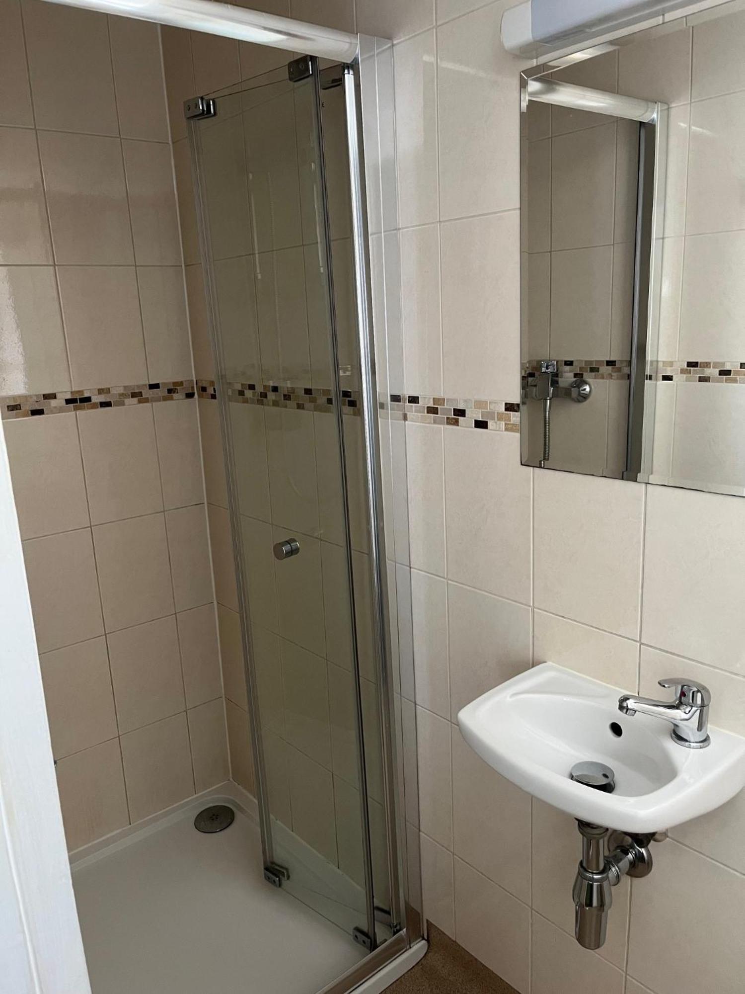 No: 1 The Esplanade Guest Accommodation. Tenby Ruang foto