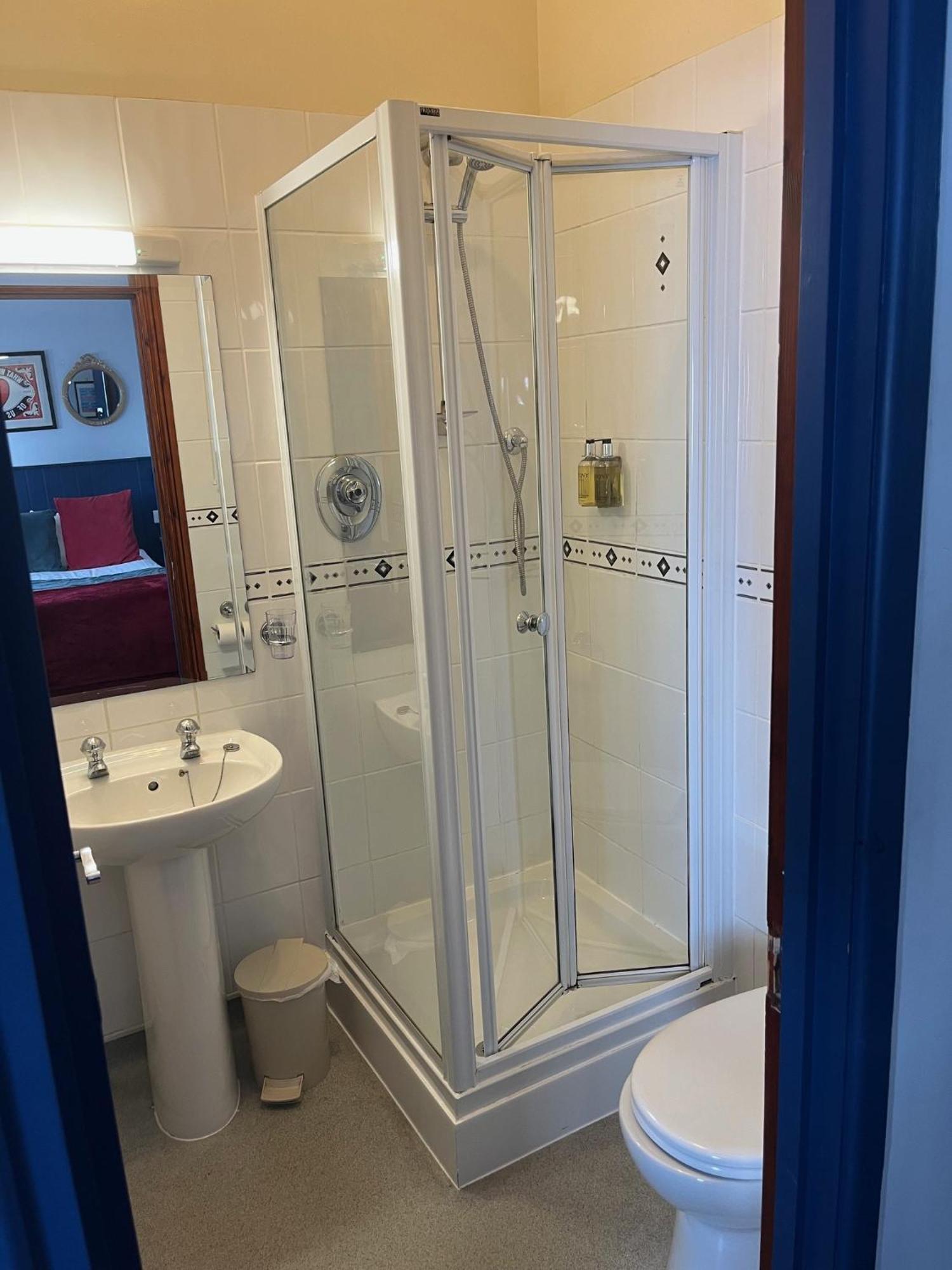 No: 1 The Esplanade Guest Accommodation. Tenby Ruang foto
