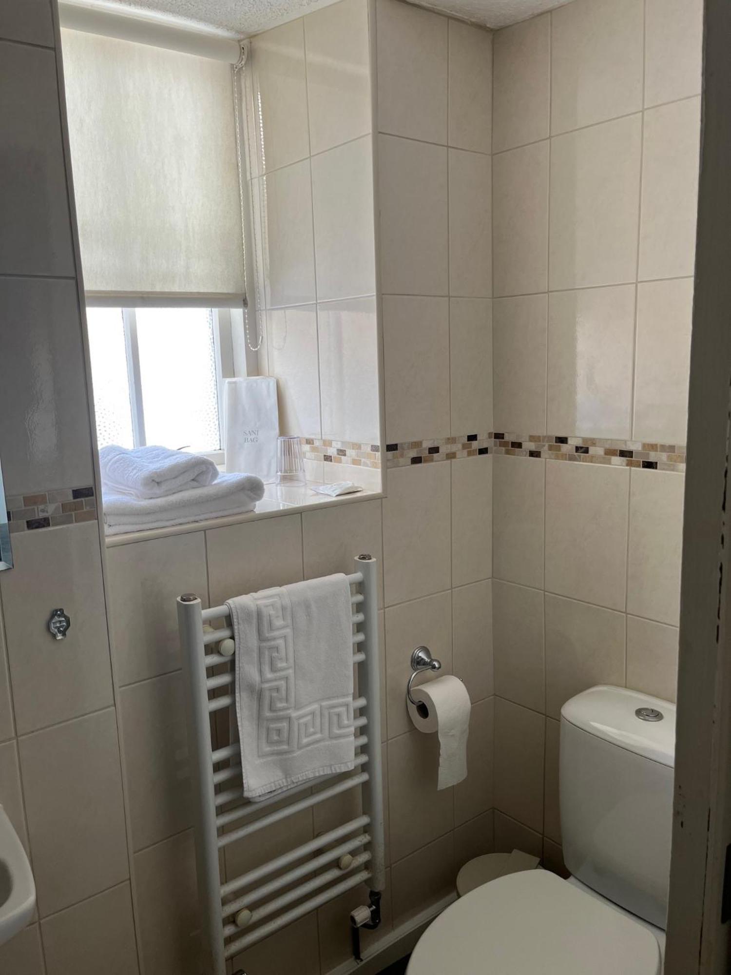 No: 1 The Esplanade Guest Accommodation. Tenby Ruang foto