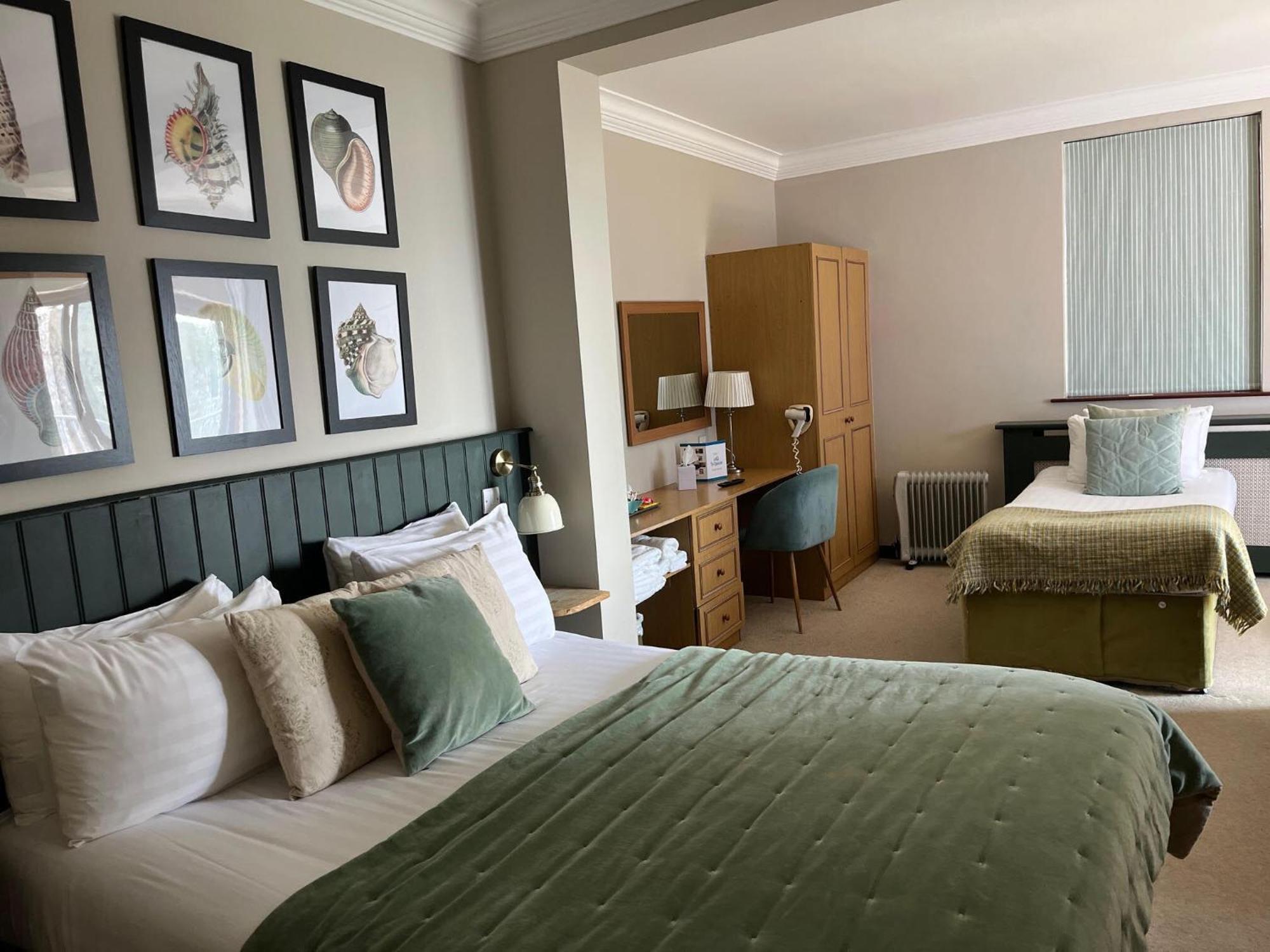 No: 1 The Esplanade Guest Accommodation. Tenby Ruang foto