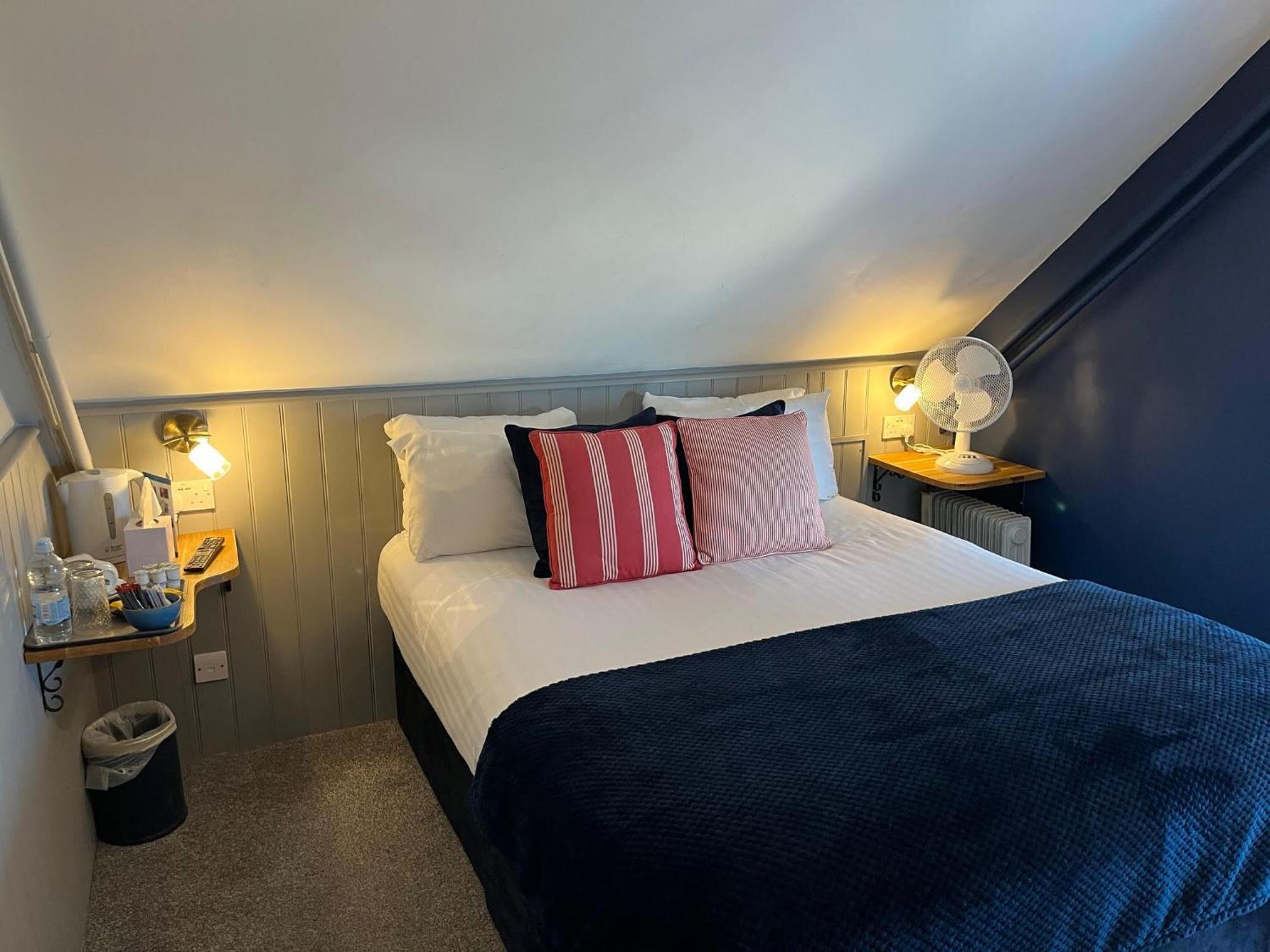 No: 1 The Esplanade Guest Accommodation. Tenby Bagian luar foto