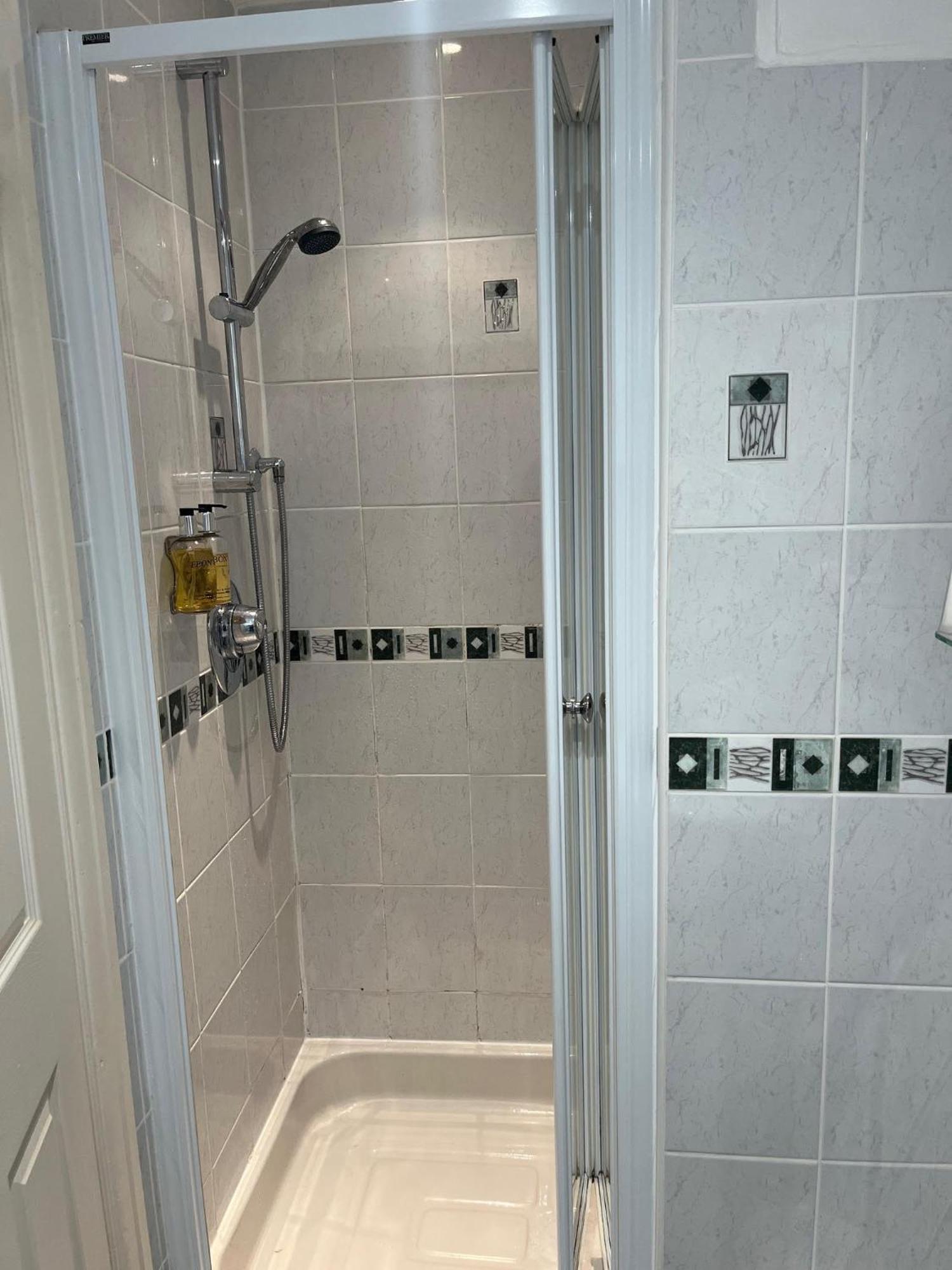 No: 1 The Esplanade Guest Accommodation. Tenby Ruang foto