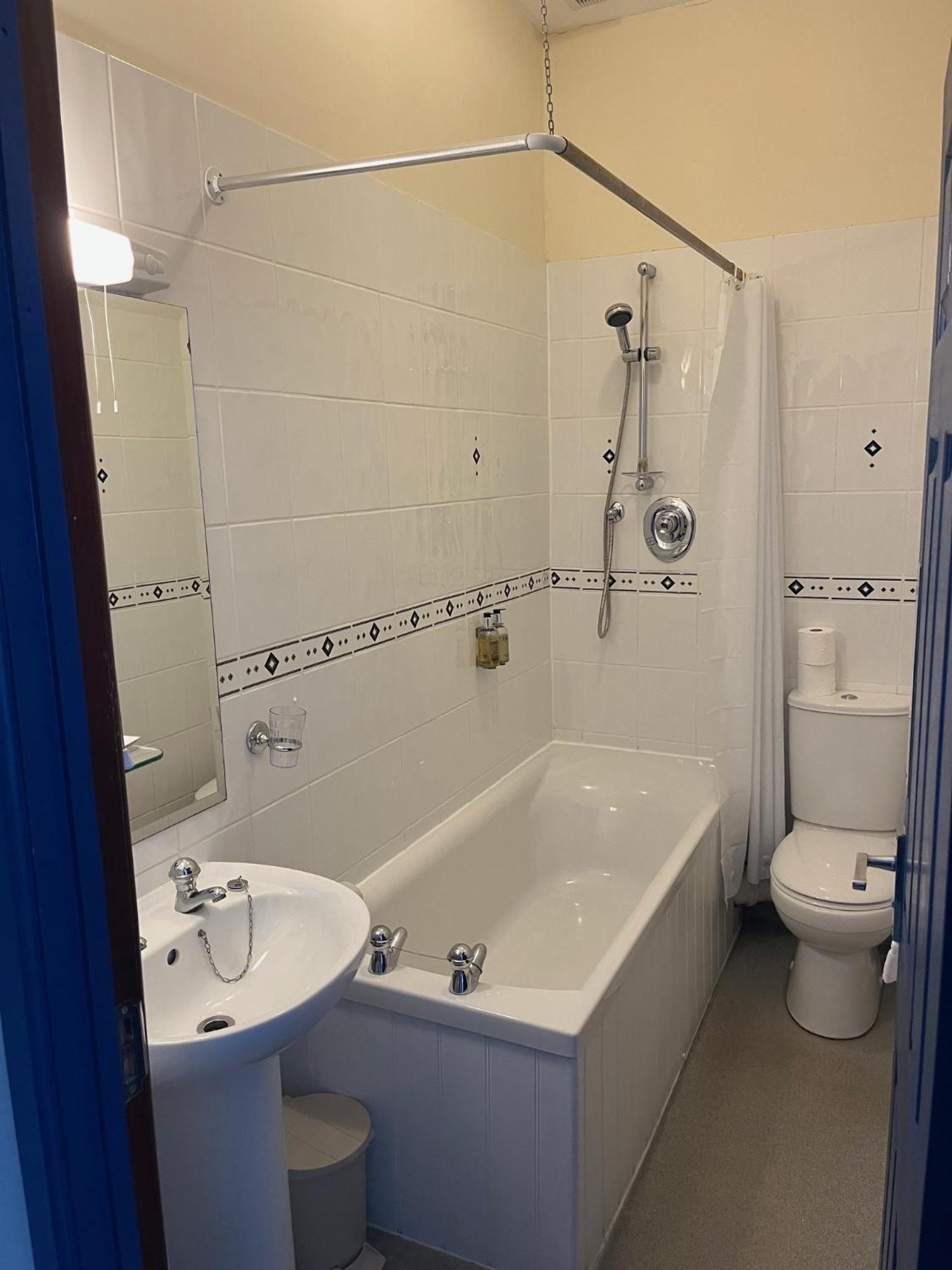 No: 1 The Esplanade Guest Accommodation. Tenby Ruang foto