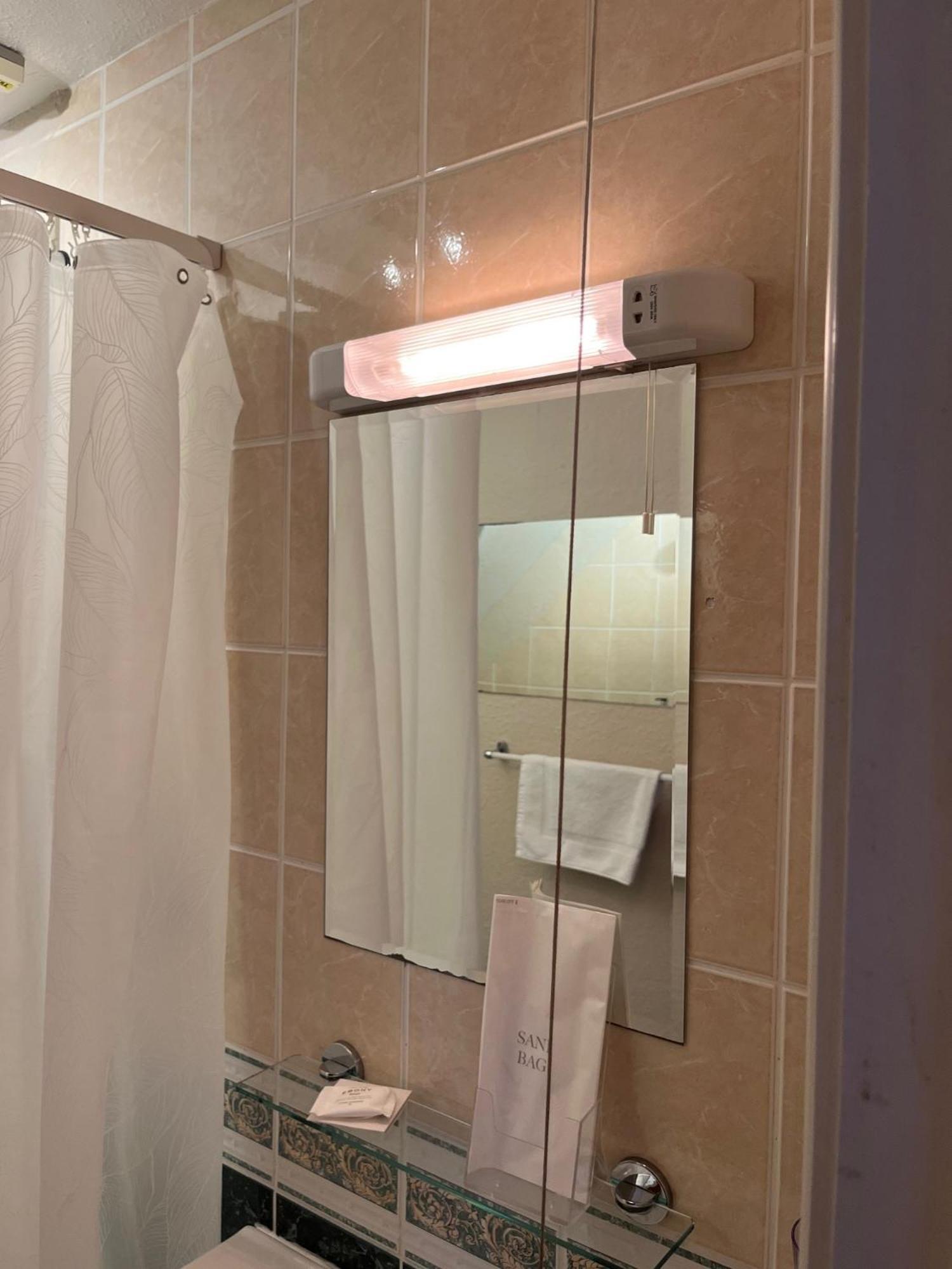 No: 1 The Esplanade Guest Accommodation. Tenby Bagian luar foto