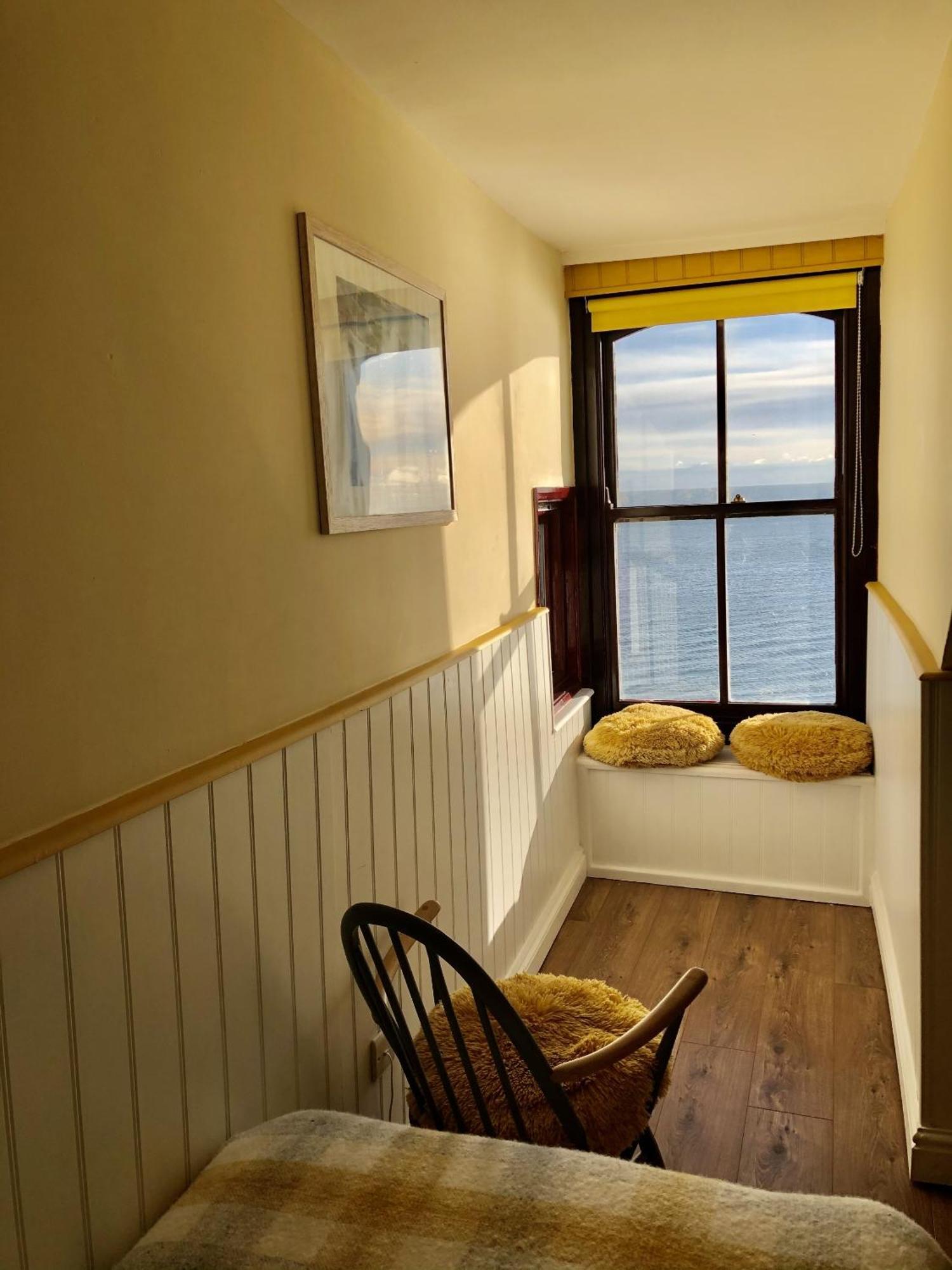No: 1 The Esplanade Guest Accommodation. Tenby Bagian luar foto
