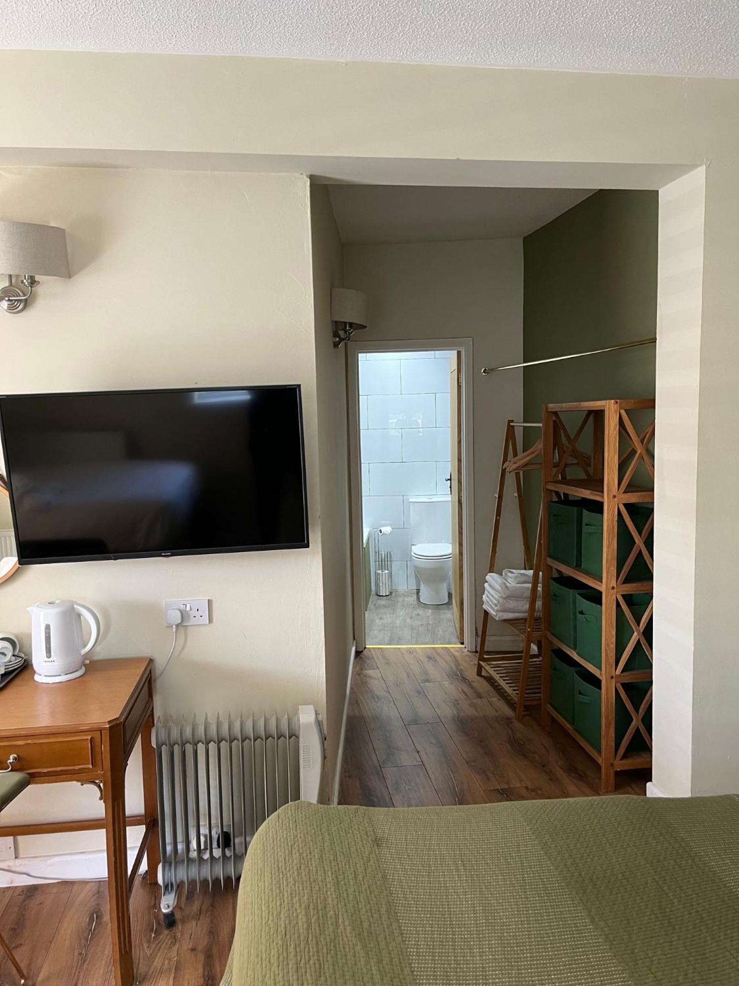 No: 1 The Esplanade Guest Accommodation. Tenby Bagian luar foto