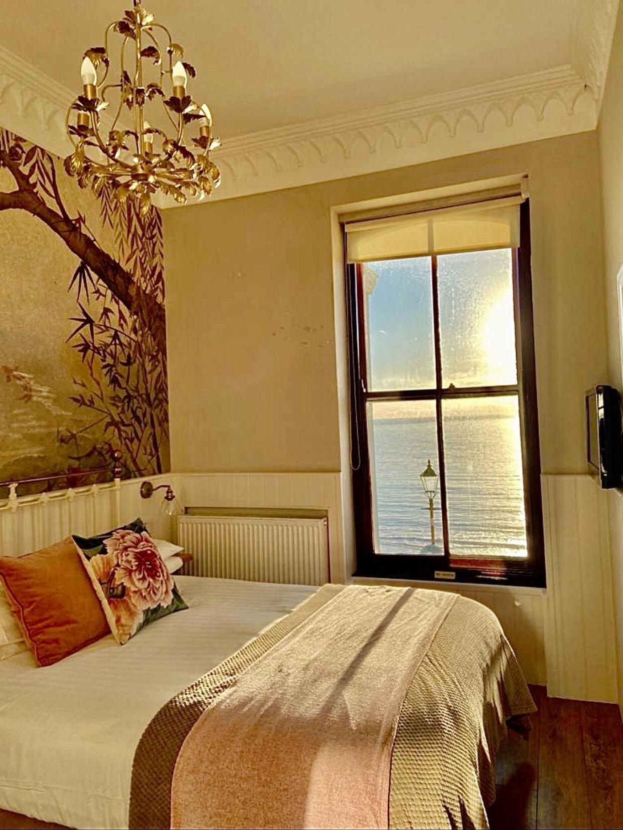 No: 1 The Esplanade Guest Accommodation. Tenby Ruang foto
