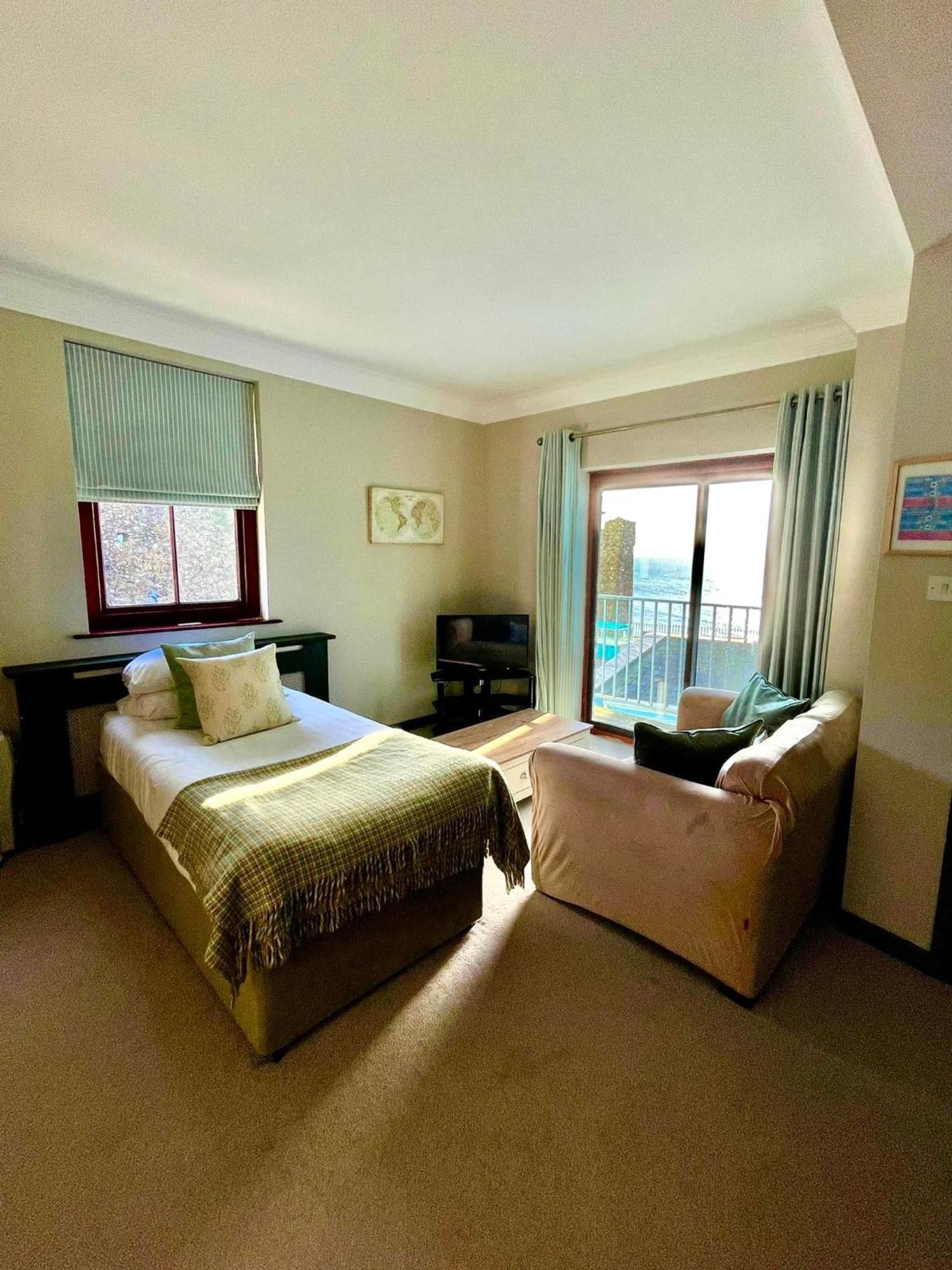 No: 1 The Esplanade Guest Accommodation. Tenby Bagian luar foto