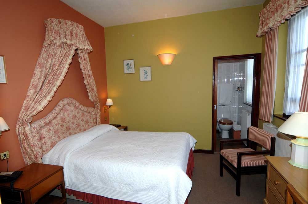 No: 1 The Esplanade Guest Accommodation. Tenby Bagian luar foto