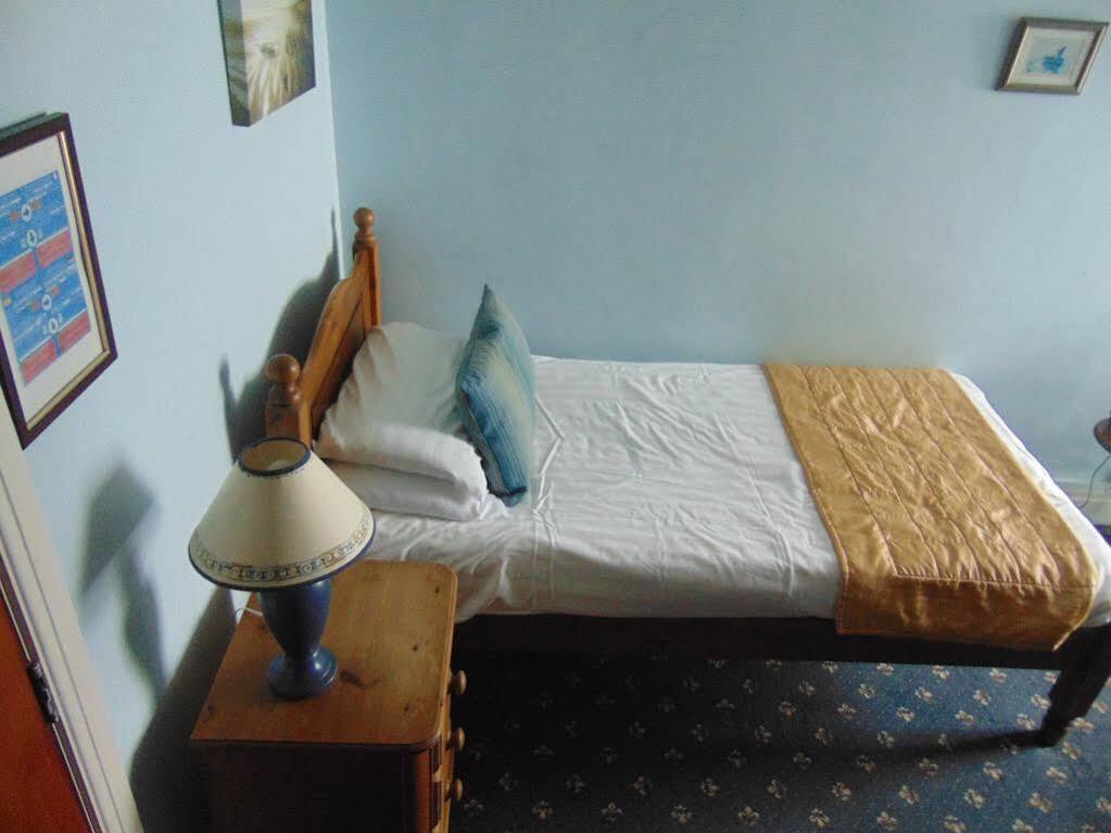 No: 1 The Esplanade Guest Accommodation. Tenby Bagian luar foto